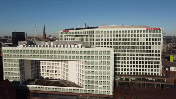 Alman basını Hamburg 'daki Spiegel Karargahı - HAMBURG, Almanya - 25 ARALIK 2021 — Stok video