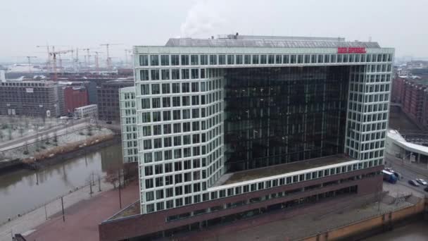 Німецька преса The Spiegel Headquarters in Hamburg - HAMBURG, GERMANY - DECEMBER 25, 2021 — стокове відео