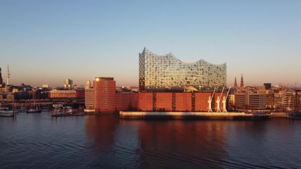 Wspaniały widok na port w Hamburgu i Elbphilharmonie Sala Koncertowa o zachodzie słońca - HAMBURG, NIEMCY - 25 grudnia 2021 — Wideo stockowe