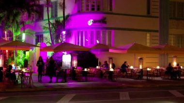 Miami Güney Sahili 'nde geceleyin Renkli Okyanus Yolu - MIAMI, FLORIDA - 14 Şubat 2022