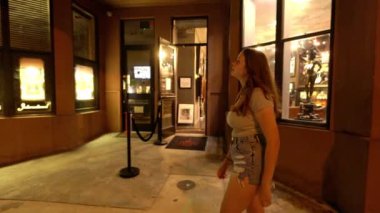 Gece Key West 'teki Duval caddesinde yürürken - Key West, Floridya - 14 Şubat 2022