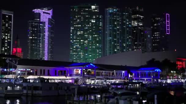 Miami Bayside nattetid - MIAMI, FLORIDA - ΦRUARI 14, 2022 — Stockvideo
