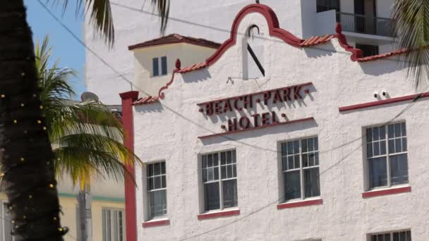 Beach Park Hotel on Ocean Drive at Miami Beach - MIAMI, FLORIDA - FEVEREIRO 14, 2022 — Vídeo de Stock