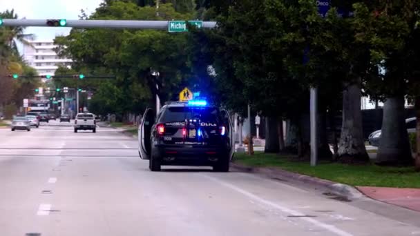 Politieauto in de straten van Miami Beach - MIAMI, FLORIDA - FEBRUARI 14, 2022 — Stockvideo