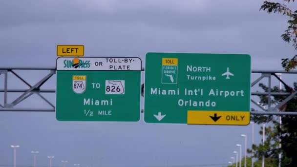 Dirección señales a Miami Aeropuerto Internacional y Orlando en la carretera - MIAMI, FLORIDA - FEBRERO 14, 2022 — Vídeo de stock