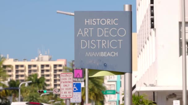 Miami Beach 'teki Collins Caddesi Alışveriş Bölgesi - MIAMI, FLORIDA - 14 Şubat 2022 — Stok video