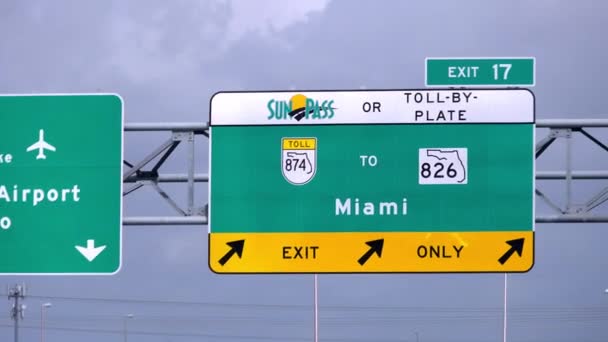 在高速公路上通往迈阿密的路标- - MIAMI, FLORIDA - - 2022年2月14日 — 图库视频影像