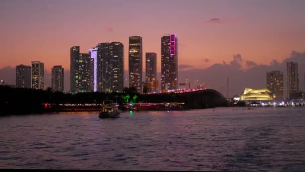 Lindos skyline Miami após o pôr do sol - MIAMI, FLORIDA - FEVEREIRO 14, 2022 — Vídeo de Stock