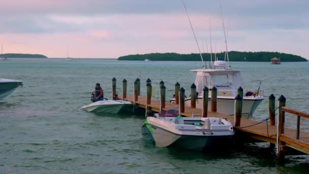 Mooie tropische pier op de Florida Keys - KEY WEST, FLORIDA - FEBRUARI 14, 2022 — Stockvideo