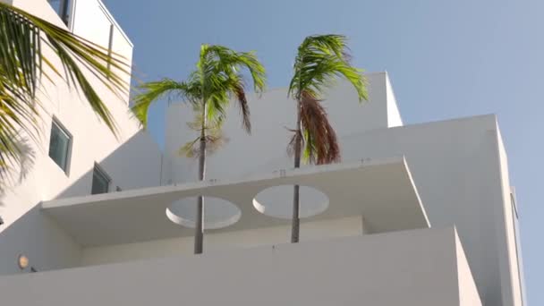 Modern architecture at Miami Beach Art Deco district - MIAMI, FLORIDA - FEBRUARY 14, 2022 — Stock Video