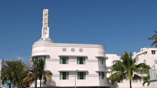 Art Deco district at Cololins Avenue in Miami Beach - MIAMI, FLORIDA - 14 февраля 2022 — стоковое видео