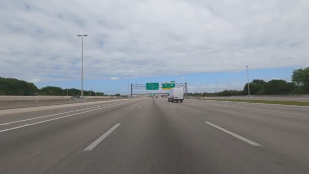 POV Drive sobre las autopistas con letrero callejero Aeropuerto de Miami y MIA - MIAMI, FLORIDA - 15 de FEBRERO de 2022 — Vídeo de stock