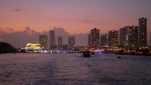 Mooie skyline van Miami na zonsondergang - MIAMI, FLORIDA - FEBRUARI 14, 2022 — Stockvideo