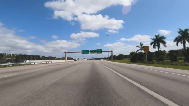 POV Fahrt über eine Autobahn mit Straßenschild Palmetto Expressway - MIAMI, FLORIDA - 15. FEBRUAR 2022 — Stockvideo