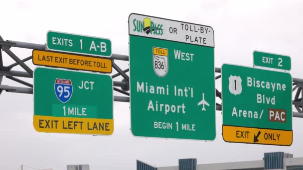 Straatnaambord naar MIA Miami Iinternational Airport - MIAMI, FLORIDA - FEBRUARI 14, 2022 — Stockvideo