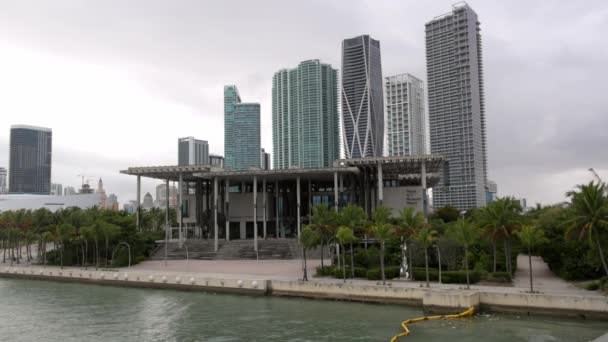 Museum voor Kunst van Perez in Miami - MIAMI, FLORIDA - FEBRUARI 14, 2022 — Stockvideo