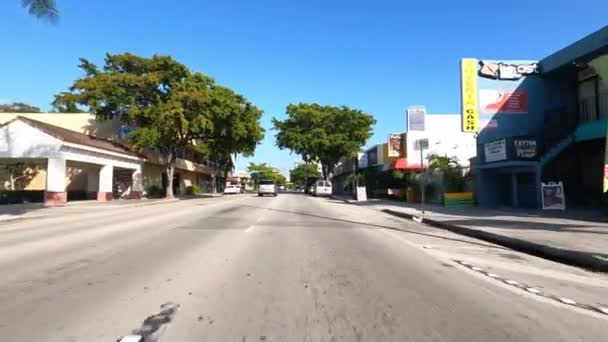 POV kör genom Little Havana i Miami - MIAMI, FLORIDA - and RUARI 15, 2022 — Stockvideo