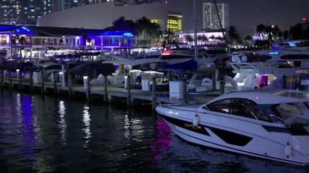 Miami Bayside τη νύχτα - MIAMI, FLORIDA - 14 Φεβρουαρίου 2022 — Αρχείο Βίντεο