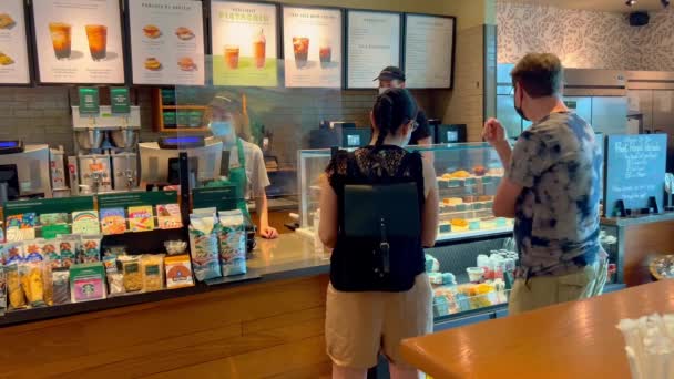 スターバックスカフェは、リラックスして朝食コーヒーを飲むのに人気の場所です-アメリカ、マイアミ- 2022年2月20日 — ストック動画