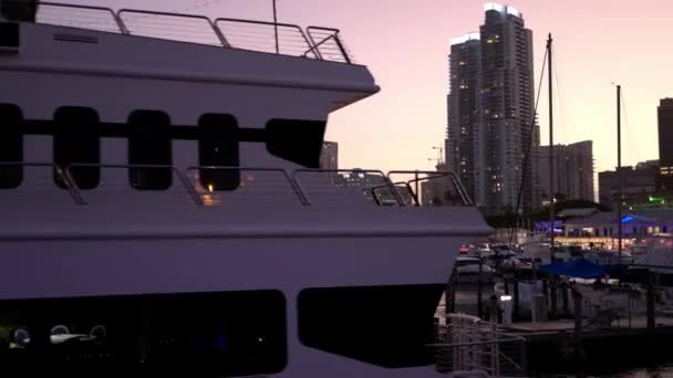 Yachter vid Miami Bayside marina på kvällen - MIAMI, FLORIDA - ΦRUARI 14, 2022 — Stockvideo