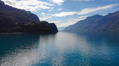İsviçre 'deki Brienz Gölü' nün mavi sularıyla