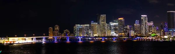Skyline van Miami Downtown 's nachts — Stockfoto