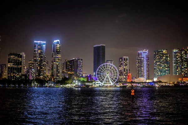 Skyline de Miami Downtown à noite — Fotografia de Stock