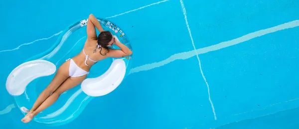 Ładna i seksowna kobieta w bikini w basenie — Zdjęcie stockowe
