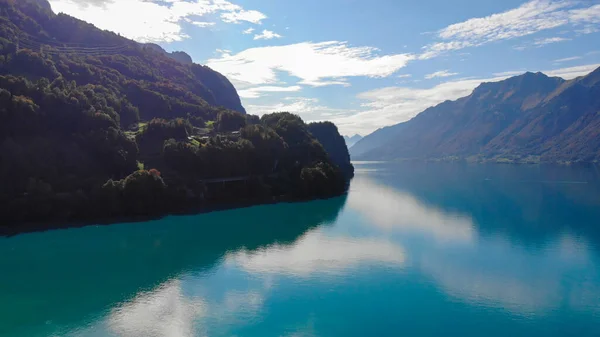 Increíble lago Brienz en los Alpes suizos también llamado Brienzersee —  Fotos de Stock