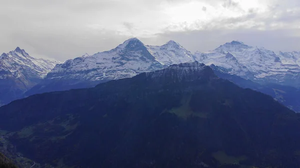 Les magnifiques montagnes des Alpes suisses — Photo