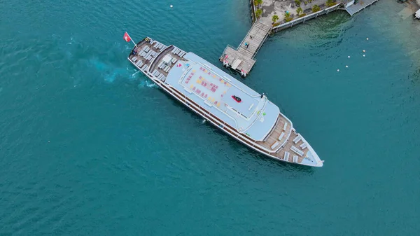 Bateau touristique sur le lac de Thoune en Suisse — Photo