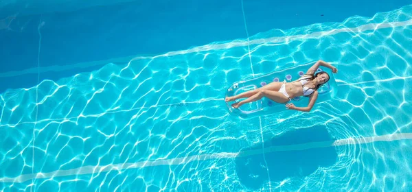 Menina sexy em biquíni tem diversão na piscina — Fotografia de Stock