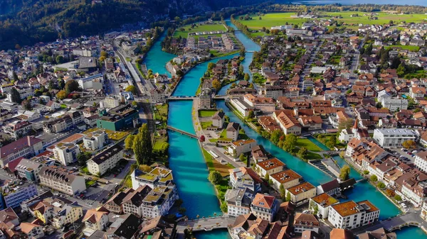 Luftaufnahme über der Stadt Interlaken in der Schweiz — Stockfoto