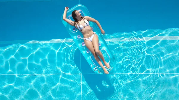 Tomar el sol y broncearse en una piscina — Foto de Stock