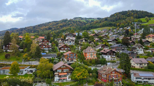 Typická švýcarská vesnice ve Švýcarských Alpách — Stock fotografie