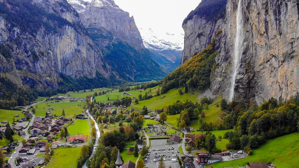 Luftaufnahme über das Dorf Lauterbrunnen in der Schweiz mit seinem berühmten Wasserfall — Stockfoto
