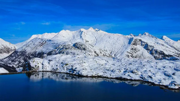 Uitzicht vanuit de lucht over een prachtige gletsjer in Zwitserland — Stockfoto