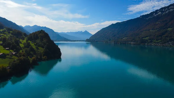 Increíble lago Brienz en Suiza con su agua azul —  Fotos de Stock