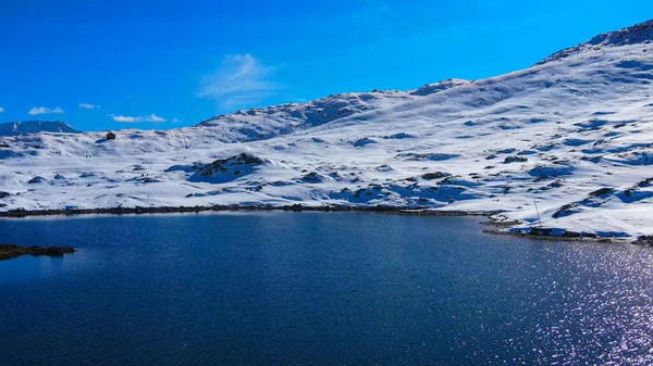 Uitzicht vanuit de lucht over een prachtige gletsjer in Zwitserland — Stockfoto