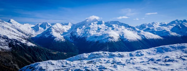 Glaciärerna i de schweiziska Alperna - snötäckta berg i Schweiz — Stockfoto