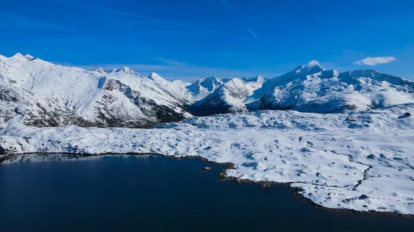 İsviçre 'de güzel bir buzulun üzerindeki hava manzarası. — Stok fotoğraf