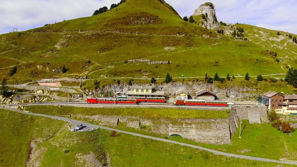 Δημοφιλή τουριστικό hotspot στις Ελβετικές Άλπεις που ονομάζεται Schynige Platte βουνό — Φωτογραφία Αρχείου