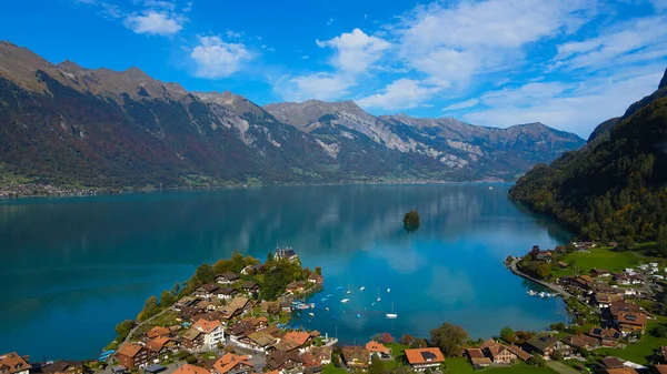 Ciudad de Iseltwald en el lago Brienz en Suiza —  Fotos de Stock