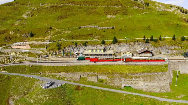 Διάσημος οδοντωτός σιδηρόδρομος στο βουνό Schynige Platte στην Ελβετία — Φωτογραφία Αρχείου