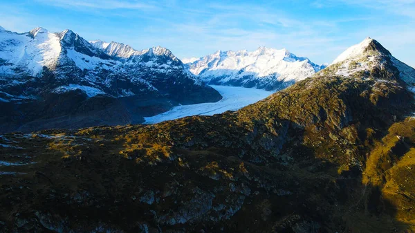 Flygfoto över Europas största glaciär - Aletschgletscher i de schweiziska alperna — Stockfoto