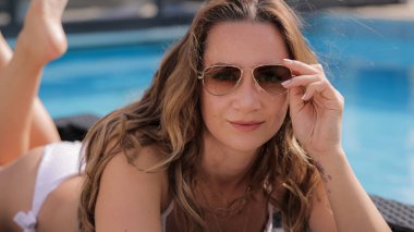 Yüzme havuzunda güneşlenmek - Yazın seksi kız