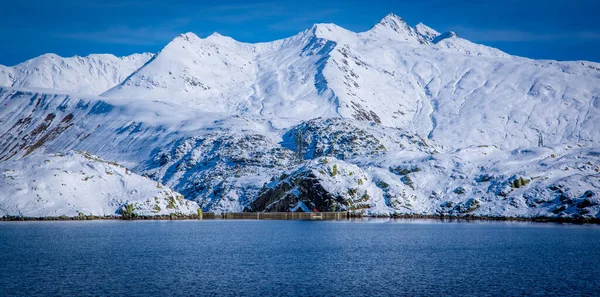 İsviçre Alplerindeki buzullar - İsviçre 'de karla kaplı dağlar — Stok fotoğraf