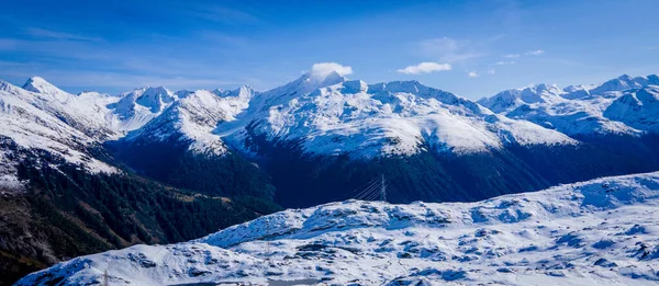 Glaciärerna i de schweiziska Alperna - snötäckta berg i Schweiz — Stockfoto