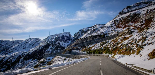 Beroemde Grimselpass weg in de Zwitserse Alpen — Stockfoto