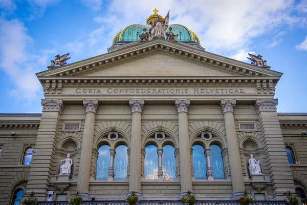 Parlamentsgebäude in der Hauptstadt der Schweiz, Bern — Stockfoto